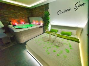 Posteľ alebo postele v izbe v ubytovaní COCOON SPA-4 Pers-Jacuzzi-Parking-Jardin-Clim-Colmar