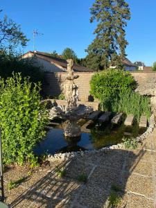 een fontein midden in een tuin bij Maison spacieuse et autonome au centre-ville de Tournus in Tournus