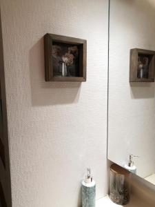 baño con espejo y lavabo en Ty Avel Studios 110 et 111 en Quiberon