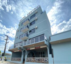 - un bâtiment bleu avec des balcons sur le côté dans l'établissement Hotel Central, à Porto Velho