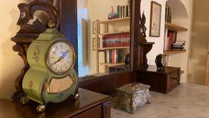 un orologio seduto su un tavolo di fronte a uno specchio di La casa di Alice a La Spezia