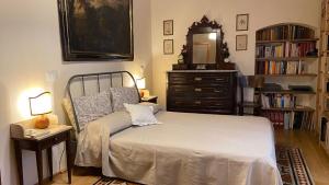 拉斯佩齊亞的住宿－La casa di Alice，一间卧室配有一张床、梳妆台和镜子