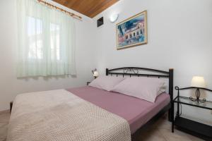 1 dormitorio con 1 cama y una foto en la pared en Apartments Paloc - Blue en Bol