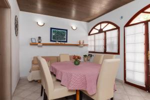 Un comedor con mesa y sillas en Apartments Paloc - Blue, en Bol