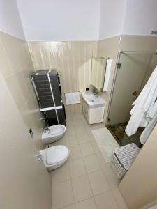 Baño pequeño con 2 aseos y lavamanos en Luxury Penthouse with Full Sea View, en Durrës