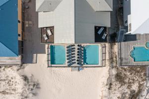 eine Aussicht über ein Haus am Strand in der Unterkunft Beach Estate East in Fort Morgan