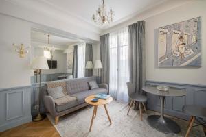 een woonkamer met een bank en een tafel bij LE BEAU MARAIS - Luxury Apartments, AIR COND, LIFT in Parijs