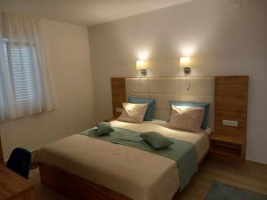 拉布Arba sunshine的一间卧室，配有一张大床和两个枕头