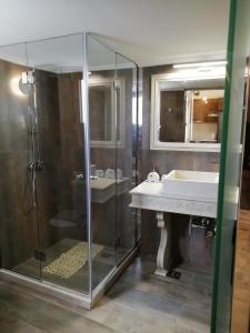 Ένα μπάνιο στο Monteduca Apartments