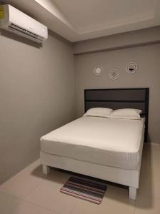 una camera con letto bianco e condizionatore d'aria di Apartamento 2 recamaras en el corazón de Cozumel a Cozumel