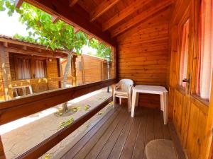 Balkón nebo terasa v ubytování Bungalows Camping Ferrer
