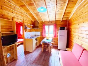 Kuchyň nebo kuchyňský kout v ubytování Bungalows Camping Ferrer