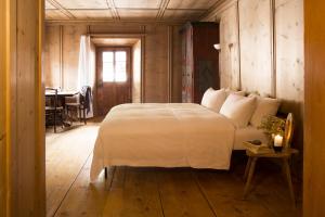 Postel nebo postele na pokoji v ubytování Hotel Chasa Chalavaina - Historisches Hotel des Jahres 2024 + 37 fotografií