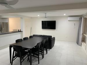 una sala da pranzo con tavolo nero e sedie nere di Beachside & Jetty View Apartment 1 - Admirals Apartment a Streaky Bay