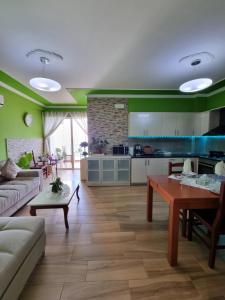 een keuken en een woonkamer met een bank en een tafel bij Seaview Luxury Apartment in Durrës