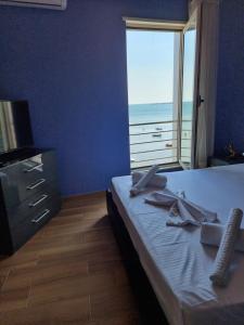 Llit o llits en una habitació de Seaview Luxury Apartment