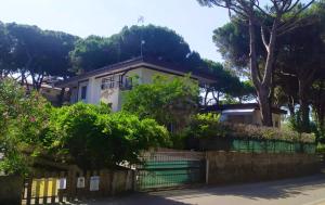 una casa con una valla delante de ella en Sabrina en Rosolina Mare