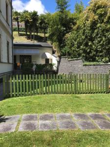 una recinzione di legno di fronte a una casa di la casa al lago a Omegna