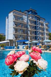 Ein paar rosa und weiße Blumen im Pool in der Unterkunft Hotel Jet in Lido di Jesolo