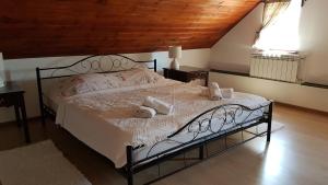uma cama num quarto com tecto em madeira em Dom Góra na Mazurach em Góra