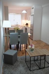 eine Küche und ein Esszimmer mit einem Tisch und Stühlen in der Unterkunft Precioso piso en el centro de Moaña in Moaña