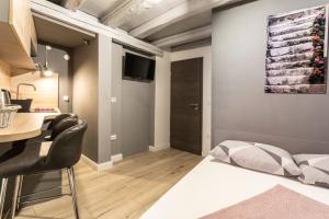 Televízia a/alebo spoločenská miestnosť v ubytovaní Guest House Blue