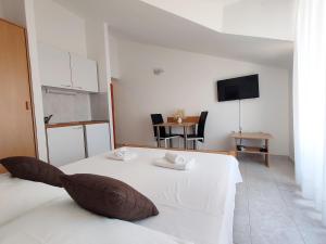 Tempat tidur dalam kamar di Apartments and Rooms Saric