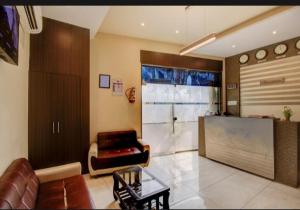 TV a/nebo společenská místnost v ubytování Hotel Emerald Near T2 International Airport Mumbai