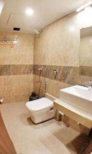 Koupelna v ubytování Hotel Emerald Near T2 International Airport Mumbai