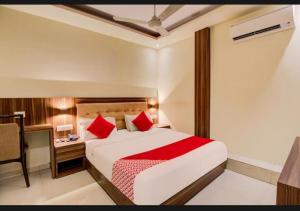 Postel nebo postele na pokoji v ubytování Hotel Emerald Near T2 International Airport Mumbai