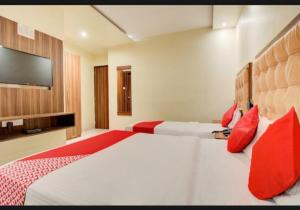 Postel nebo postele na pokoji v ubytování Hotel Emerald Near T2 International Airport Mumbai