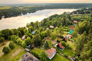 z góry widok na małą wioskę nad brzegiem rzeki w obiekcie Domek pod Świerkiem w mieście Nattern