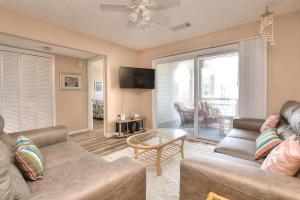 TV a/nebo společenská místnost v ubytování Oak Island Beach Villa 801