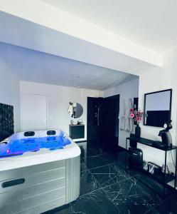 Un baño grande con bañera en una habitación. en Louisiana - Chambre privative, en Calais