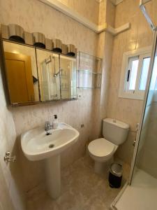 Ett badrum på Cozy Apartment in Centre of Alicante near Plaza de Toros