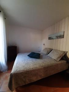 聖艾格夫的住宿－Le Méditerranéo，一间卧室,卧室内配有一张大床