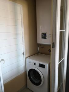- un lave-linge et un sèche-linge dans une petite pièce dans l'établissement Precioso Apartamento Planta Baja Junto a la playa, à Isla Canela