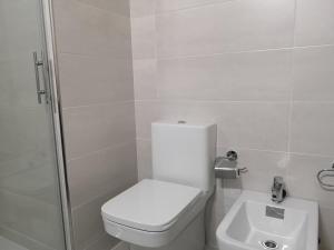 La salle de bains est pourvue de toilettes et d'un lavabo. dans l'établissement Precioso Apartamento Planta Baja Junto a la playa, à Isla Canela