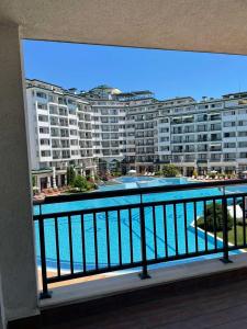 Θέα της πισίνας από το private apartments in Emerald ή από εκεί κοντά