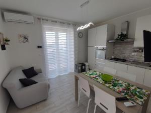 Kuchyňa alebo kuchynka v ubytovaní EMILY HOUSE + 11 fotografií