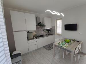 Kuchyňa alebo kuchynka v ubytovaní EMILY HOUSE