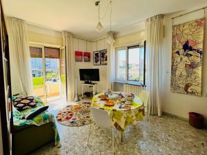 un soggiorno con tavolo e cibo sopra di Il ramo d'oro a Napoli