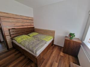 Postel nebo postele na pokoji v ubytování Hájenka