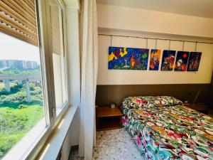 una camera da letto con un letto e una finestra di Il ramo d'oro a Napoli