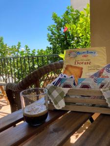 una mesa de picnic con una caja de comida y una bebida en Villino Porto Miggiano, en Santa Cesarea Terme