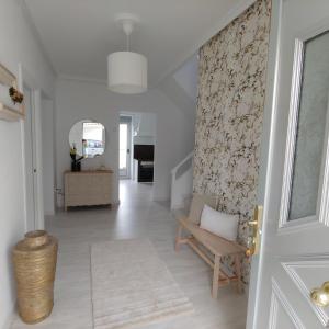 a hallway with a bench and a wall at Tu Casina del Norte in Luanco