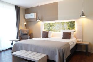 莫尔巴赫Best Western Hotel St. Michael的带一张大床和一把椅子的卧室 更多37张照片