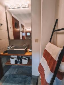 y baño con lavabo y espejo. en Villa Antigoni Serifos, en Serifos Chora