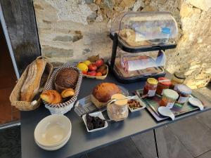 אפשרויות ארוחת הבוקר המוצעות לאורחים ב-Les hauts Brianço