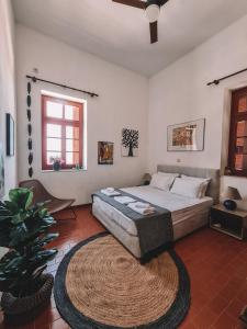 1 dormitorio con 1 cama grande y 1 alfombra en Villa Antigoni Serifos, en Serifos Chora
